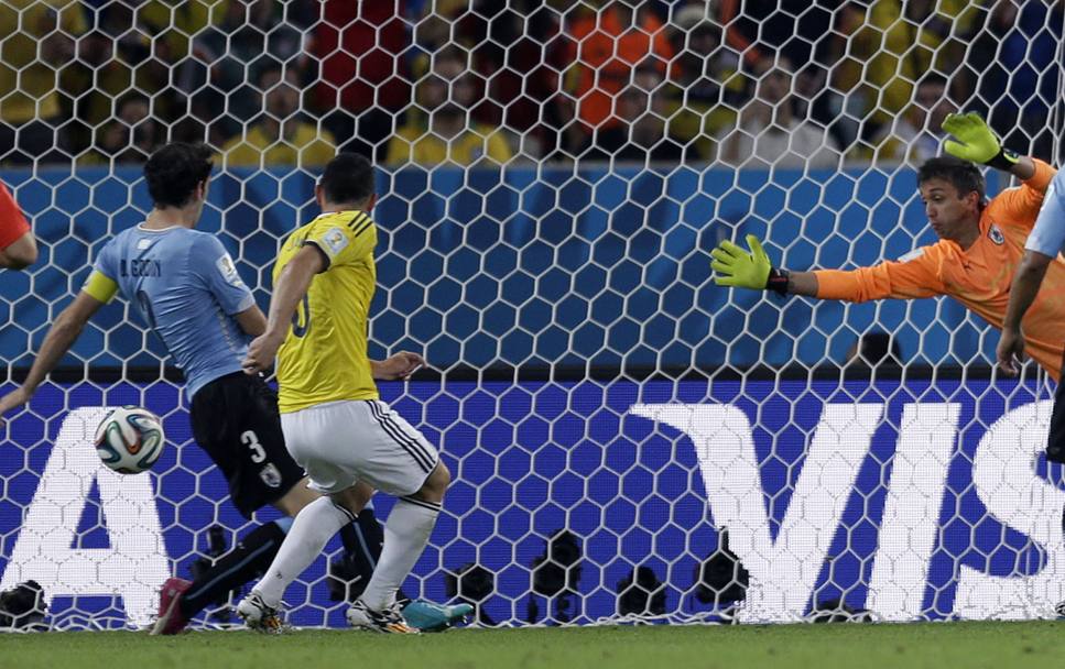 Ancora James Rodriguez mentre segna il suo secondo gol contro la Colombia (LaPresse)